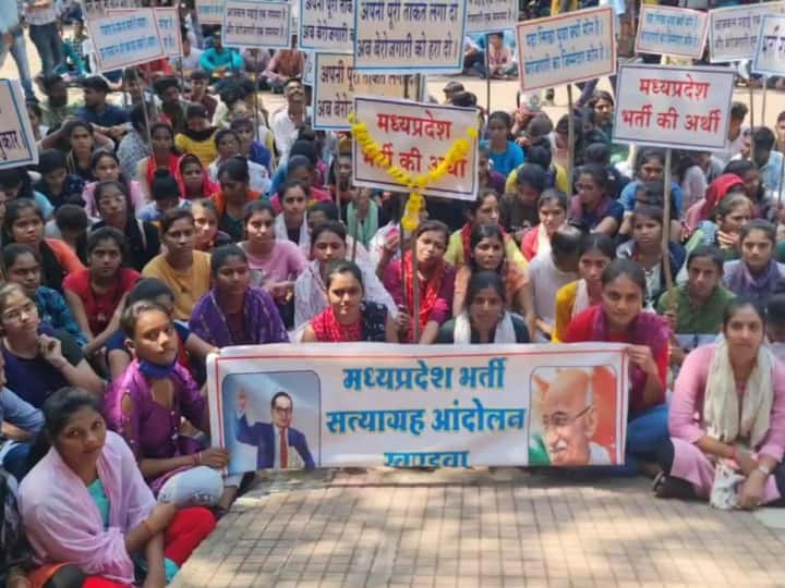 Madhya Pradesh Youths took out rally surrounded collector office in Khandwa ANN Khandwa News: खंडवा में बेरोजगार युवओं ने किया कलेक्टर कार्यालय का घेराव, तख्ती पर लिखा 'भर्ती की अर्थी'