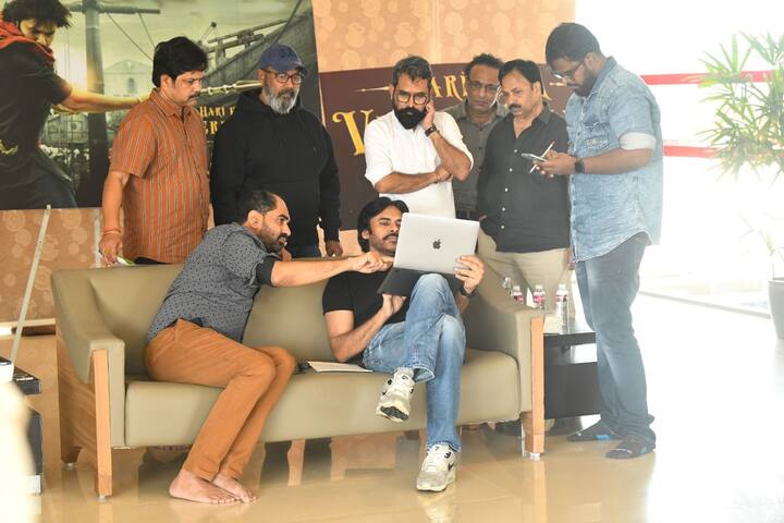 రెండో రోజు కూడా ఈ వర్క్ షాప్ కంటిన్యూ అవుతుందని.. టీమ్ కి సంబంధించిన మరిన్ని ఫొటోలను షేర్ చేశారు.(Photo Courtesy: HariHara Veeramallu Twitter)