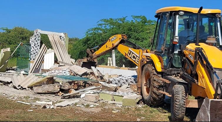 Over 30 illegal encroachments were removed in Bet Dwarka Demolition: યાત્રાધામ બેટ દ્વારકામાં 30થી વધુ ગેરકાયદેસર દબાણો પર બુલડોઝર ફરી વળ્યું