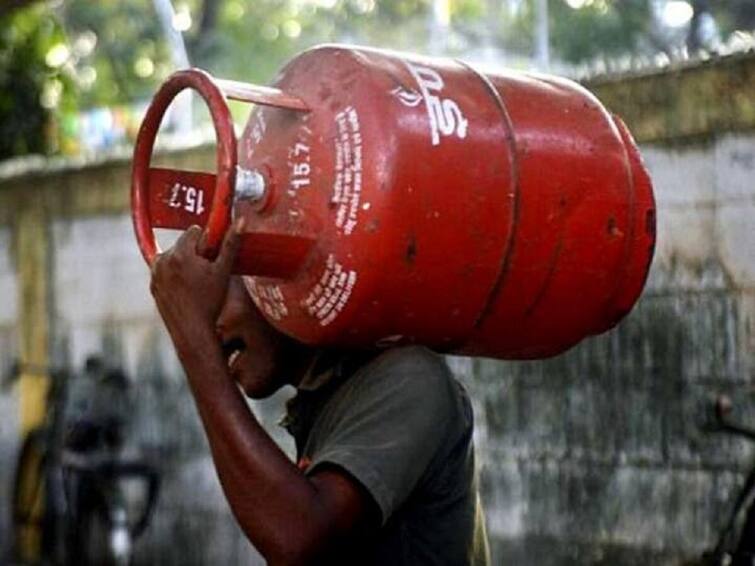 LPG Cylinder Price ATF Price Cut Four Percent of Commercial Gas Cylinder Rates Down LPG Cylinder Price: పండుగ సందర్భంగా తగ్గిన ఎల్పీజీ సిలిండర్ ధర, ఎంతంటే?