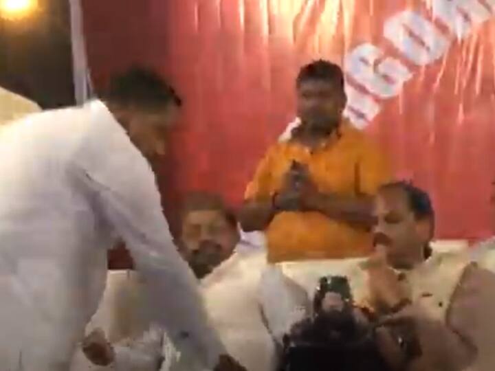 Jamshedpur Health Minister Banna Gupta was seen touching the feet of former Chief Minister Raghuvar Das ANN Jharkhand Politics: पूर्व CM रघुवर दास के पैर छूते नजर आए स्वास्थ्य मंत्री बन्ना गुप्ता, बोले- वो हमारे बड़े भाई हैं