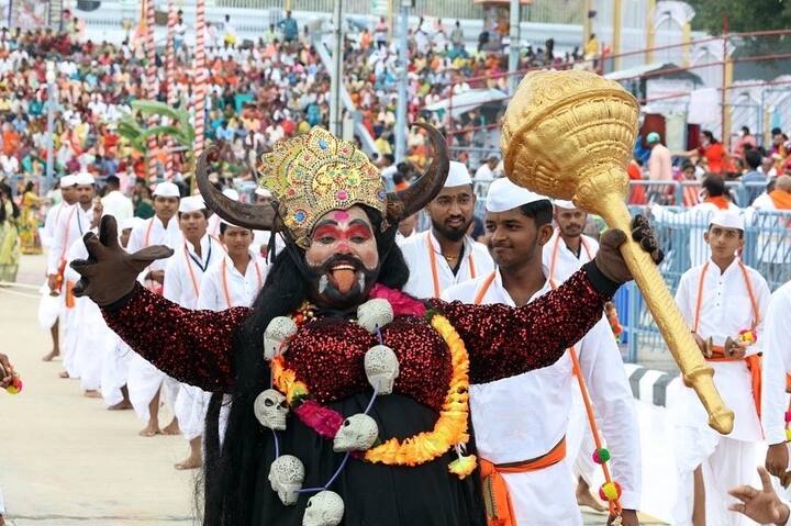 టిటిడి ధార్మిక ప్రాజెక్టుల ఆధ్వర్యంలో నిర్వహించిన కళాబృందాల ప్రదర్శనలు భక్తులకు ఆధ్యాత్మికానందం కలిగించాయి.