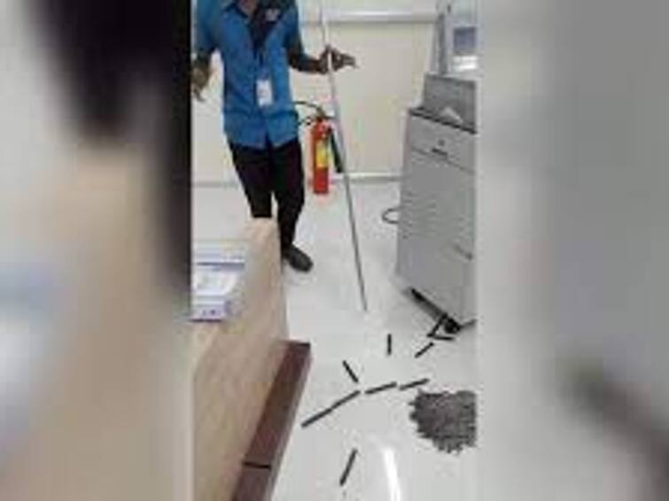 Gold worth Rs 70 lakh found inside cleaning mop at Chennai international airport Chennai International Airport : துடைப்பானுக்குள் மறைத்து கடத்தப்பட்ட தங்கக்குச்சிகள்...! சென்னை விமான நிலையத்தில் நூதன கடத்தல் முயற்சி..!