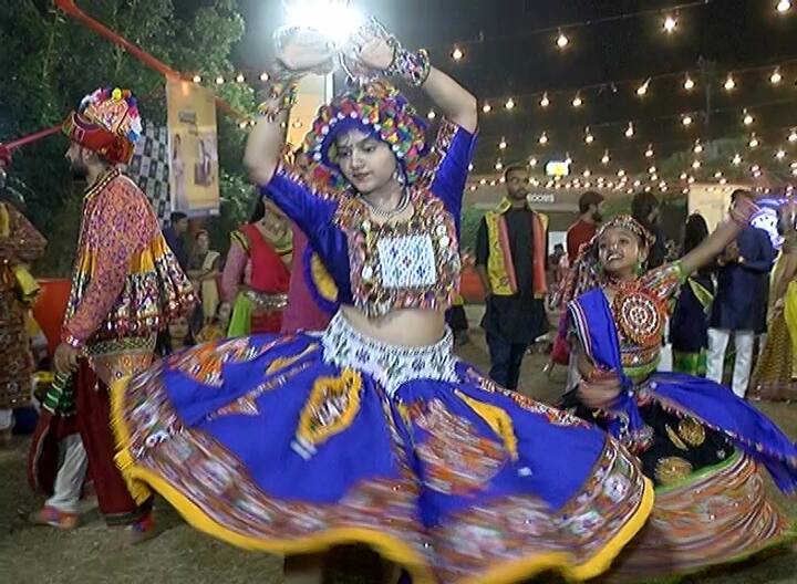 Navratri 2022: કોરોનાકાળના બે વર્ષ પછી નવરાત્રીના ગરબા યોજાતા, ખેલૈયાઓમાં અભૂતપૂર્વ ઉત્સાહ છલકાઈ રહ્યો છે. પાંચમા નોરતાએ અમદાવાદમાં ખેલૈયાઓ મનમુકીને ગરબે રમ્યા હતા.