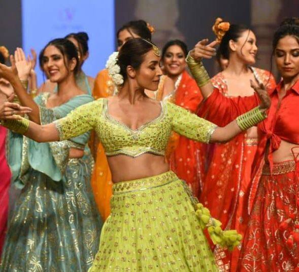 રેમ્પ વોક માટે મલાઈકા યલો કલરના લહેંગામાં જોવા મળી હતી. તેના લૂકના ચાહકો વખાણ કરી રહ્યા છે.
