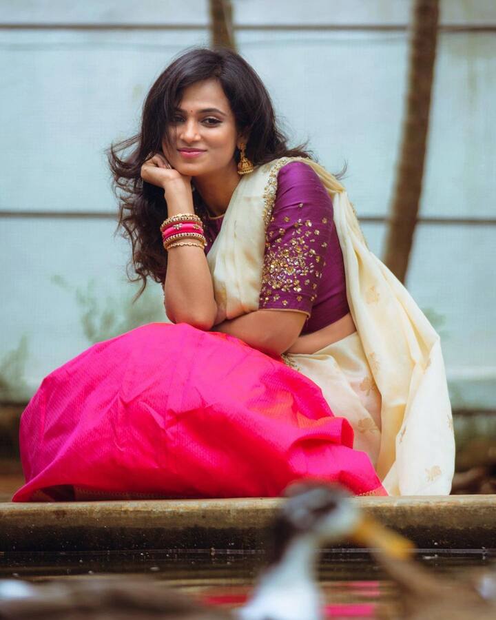 பல வருட பரிட்சையம் போலிருக்கும் எதிலும் வாஞ்சைகள் தான் இருக்கும் முதலாம் பார்வையிலே....