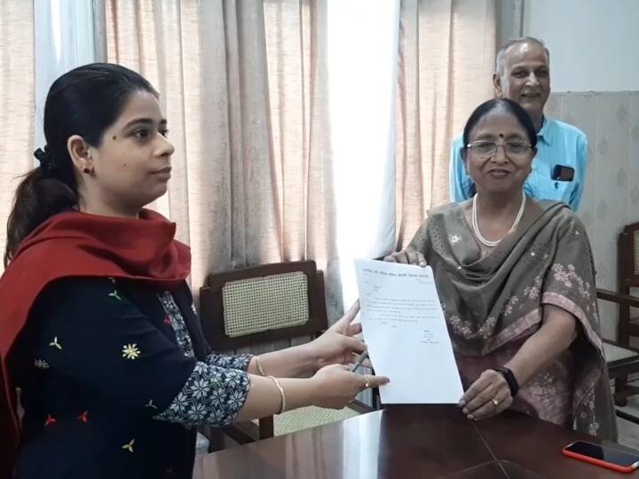 Shamli Municipality chairman Anjana Bansal  his resignation at DM office ANN Shamli News: शामली नगर पालिका चेयरमैन ने पद से दिया इस्तीफा, ईओ पर लगाए भ्रष्ट्राचार के आरोप