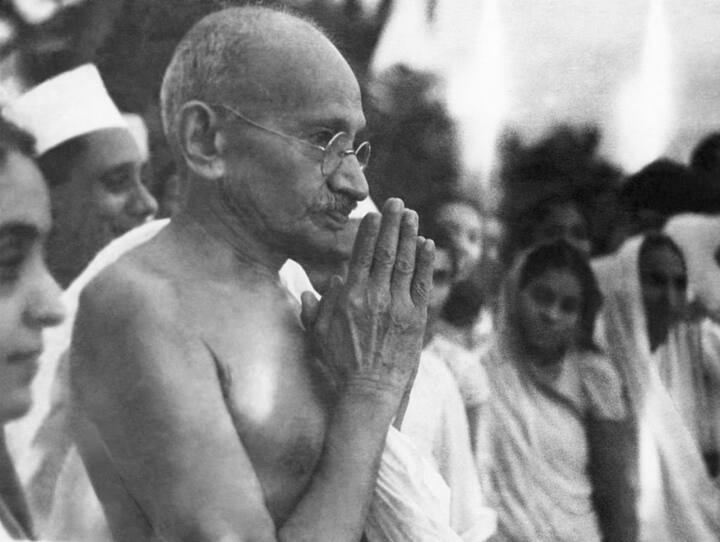 Gandhi Jayanti 2022 Mahatma Gandhi Birth Anniversary Famous quots og gandhi Gandhism marathi news  Gandhi Jayanti 2022 : गांधीवादातून हे पाच धडे तुम्ही घेतलेच पाहिजेत, जाणून घ्या काय आहे