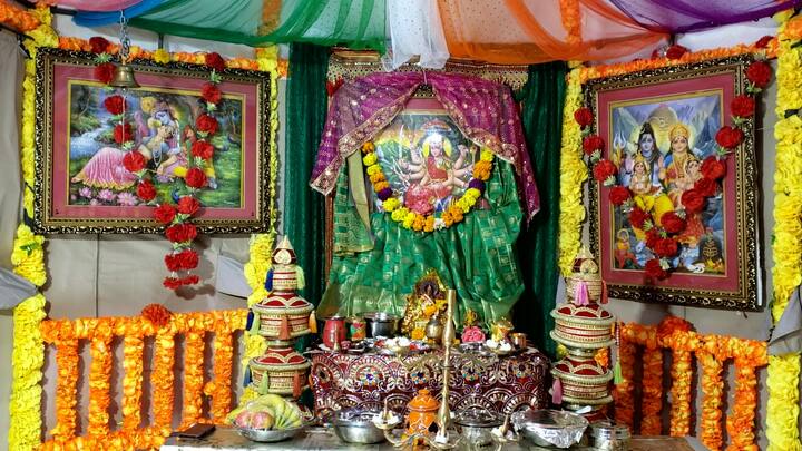 ગુજરાતની જેમ જ કેનેડામાં પણ માતાજીની સ્થાપના કરી ગરબા રમવામાં આવે છે.