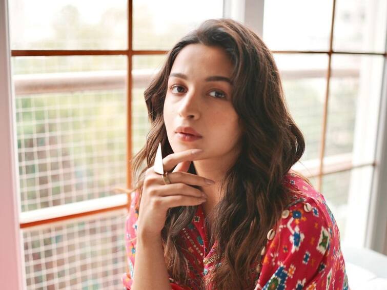 'I Want To Be Part Of The Process Behind The Camera', Says 'Darlings' Producer and Actress Alia Bhatt Alia Bhatt: 'ক্যামেরার পিছনে কাজ করতে চাই', বলছেন 'ডার্লিংস' প্রযোজক আলিয়া ভট্ট
