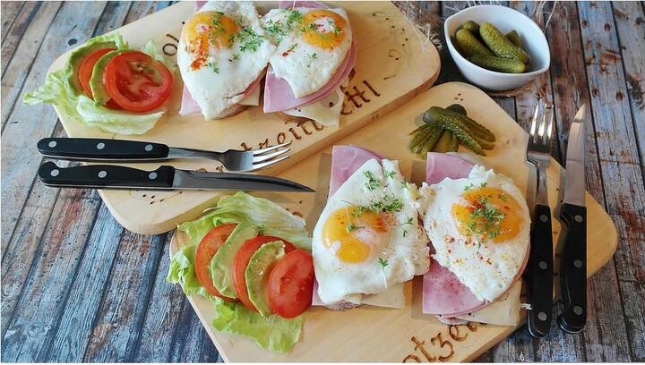 বিশেষজ্ঞরা জানাচ্ছেন, কাঁচা ডিম স্পর্শ করলেও অনেকের অ্যালার্জি দেখা দেয়। জেনে নেওয়া যাক ডিম থেকে হওয়া অ্যালার্জির (allergy) উপসর্গগুলি কী কী-