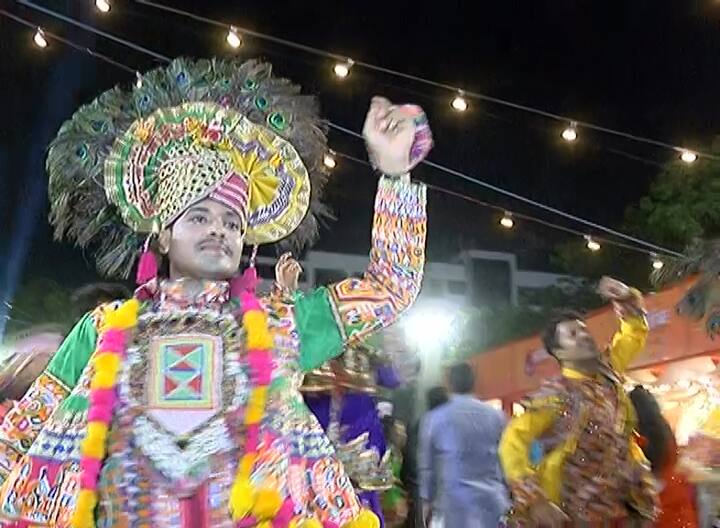 અમદાવાદી યુવકો ટ્રેડિશનલ ડ્રેસ પાછળ મોટો ખર્ચ કરે છે.