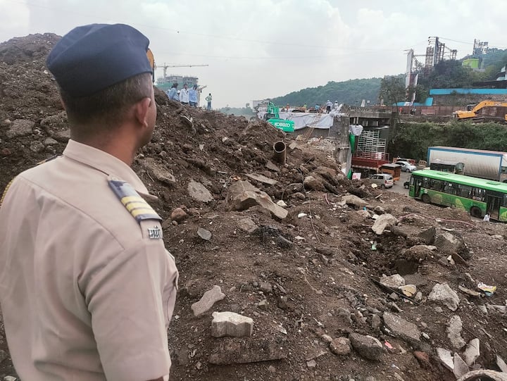 यासाठी पोलिसांकडून पुलावरील प्रत्येक हालचालींवर लक्ष ठेवण्यात येत आहे.