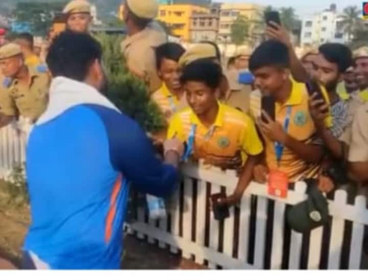India vs South Africa 2nd T20I Rishabh Pant Video For Fans Ahead Of Ind vs SA 2nd T20I Is Winning The Internet Rishabh Pant's Heartwarming Gesture For Fans Ahead Of Ind vs SA 2nd T20I Is Winning The Internet - WATCH