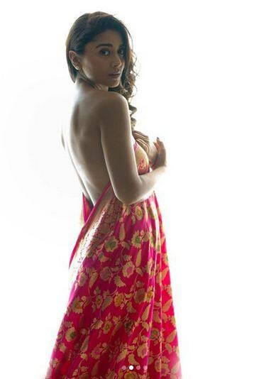 ਪਿਛਲੇ ਕਈ ਦਿਨਾਂ ਤੋਂ ਅਦਾਕਾਰਾ ਆਪਣੇ ਬੱਚੇ ਨਾਲ ਵਿਦੇਸ਼ ਵਿੱਚ ਛੁੱਟੀਆਂ ਦਾ ਆਨੰਦ ਮਾਣ ਰਹੀ ਸੀ ਅਤੇ ਉਸ ਯਾਤਰਾ ਦੀਆਂ ਕਈ ਤਸਵੀਰਾਂ ਖੂਬ ਪਸੰਦ ਕੀਤੀਆਂ ਗਈਆਂ ਸਨ। ਹਾਲ ਹੀ 'ਚ ਉਸ ਨੇ ਸਾੜੀ 'ਚ ਆਪਣਾ ਬੋਲਡ ਅਵਤਾਰ ਦਿਖਾਇਆ ਹੈ।