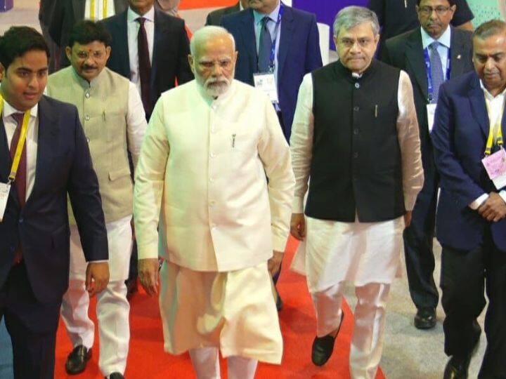 PM मोदी के साथ रिलायंस इंडस्ट्रीज के अध्यक्ष मुकेश अंबानी, आदित्य बिड़ला समूह के अध्यक्ष कुमार मंगलम बिड़ला और भारती एंटरप्राइजेज के संस्थापक-अध्यक्ष सुनील भारती मित्तल भी नजर आए.