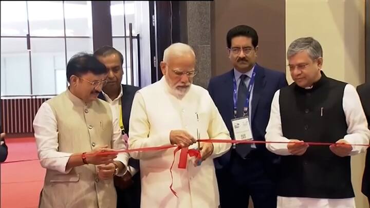 প্রতীক্ষার অবসান। দেশের মাটিতে ৫জি যুগের সূচনা করলেন প্রধানমন্ত্রী নরেন্দ্র মোদি। প্রথম ধাপে দেশের মহানগর-সহ ১৩টি শহরের মানুষ এই পরিষেবা পাবেন।