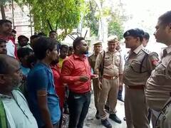 उन्नाव में जगह-जगह अवैध वसूली से परेशान टैंपो-ई रिक्शा चालक, चक्का जाम कर जताया विरोध