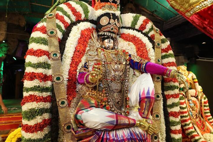 శ్రీవారి సాలకట్ల బ్రహ్మోత్స‌వాల్లో ఐదో రోజైన శ‌నివారం ఉదయం పల్లకీపై మోహినీ అలంకారంలో శ్రీ మలయప్పస్వామివారు దర్శనమిచ్చారు.