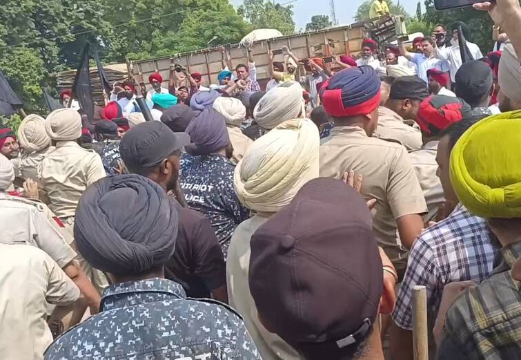 protest against cm mann family in sangrur ਸਾਬਕਾ ਫ਼ੌਜੀਆਂ ਨੇ ਘੇਰਿਆ ਸੀਐੱਮ ਦੇ ਪਰਿਵਾਰ ਦਾ ਕਾਫ਼ਲਾ, ਜਮ ਕੇ ਕੀਤੀ ਨਾਅਰੇਬਾਜ਼ੀ, ਪੁਲਿਸ ਨੇ ਪ੍ਰਦਰਸ਼ਨਕਾਰੀਆਂ ਨੂੰ ਮਾਰੇ ਧੱਕੇ