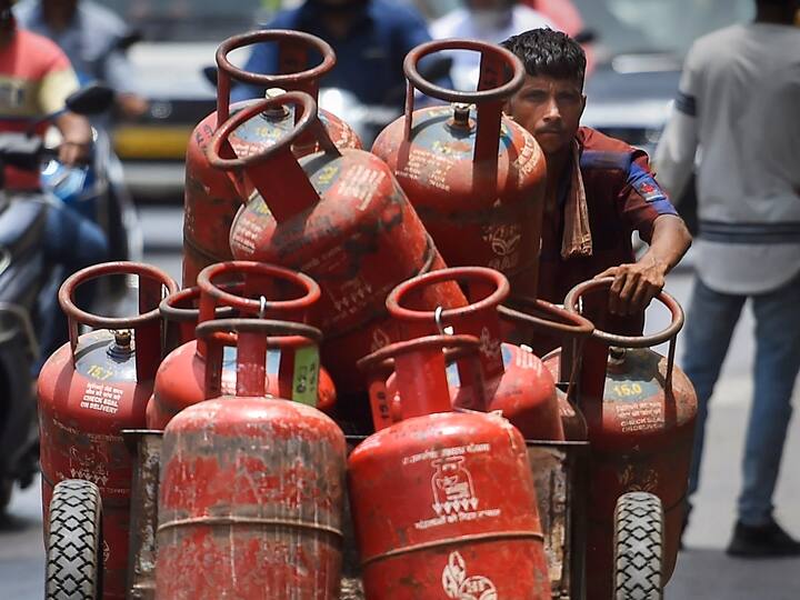 LPG Price Hike: Shock to the general public before Holi, domestic LPG cylinder became costlier, know how much the price increased હોળી પહેલા આમ આદમીને મોંઘવારીનો મોટો આંચકો, ઘરેલુ LPG સિલિન્ડર થયા મોંઘા, જાણો કેટલી વધી કિંમત