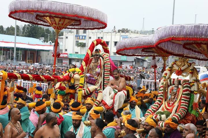 శ్రీవారి సాలకట్ల బ్రహ్మోత్స‌వాల్లో ఐదో రోజైన శ‌నివారం ఉదయం పల్లకీపై మోహినీ అలంకారంలో శ్రీ మలయప్పస్వామివారు దర్శనమిచ్చారు.