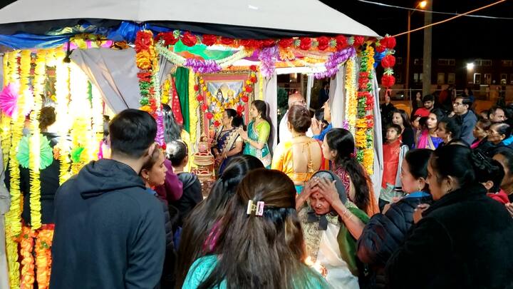 આયોજક શિરીષ પટેલ તેમજ અન્ય આયોજકો સાથે મળી આરતી માં આવતું દાન મોટા અંબાજી માં અપાય છે.