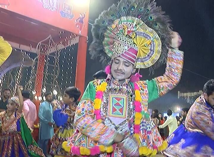 અમદાવાદના પાર્ટી પ્લોટમાં આ પાઘડી પહેરીને ગરબા રમતો યુવક આકર્ષણનું કેન્દ્ર બન્યો હતો.
