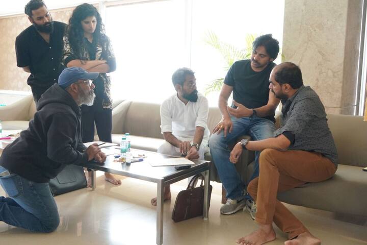 దీనికి సంబంధించిన ఫొటోలు, వీడియోలు సోషల్ మీడియాలో చక్కర్లు కొట్టాయి. ముఖ్యంగా పవన్ ఫొటోలు బాగా వైరల్ అయ్యాయి.(Photo Courtesy: HariHara Veeramallu Twitter)