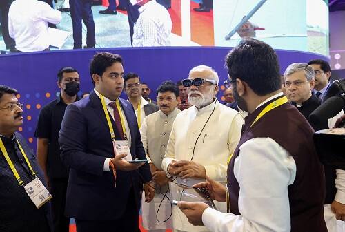 গোটা দেশে ৫জি পরিষেবা পুরোপুরি চালু হতে ২০২৪ হয়ে যাবে। এদিন পীযূষ গোয়েলের ট্যুইট করা ছবিতে গাড়ির স্টিয়ারিং হাতে দেখা যায় প্রধানমন্ত্রীকে।