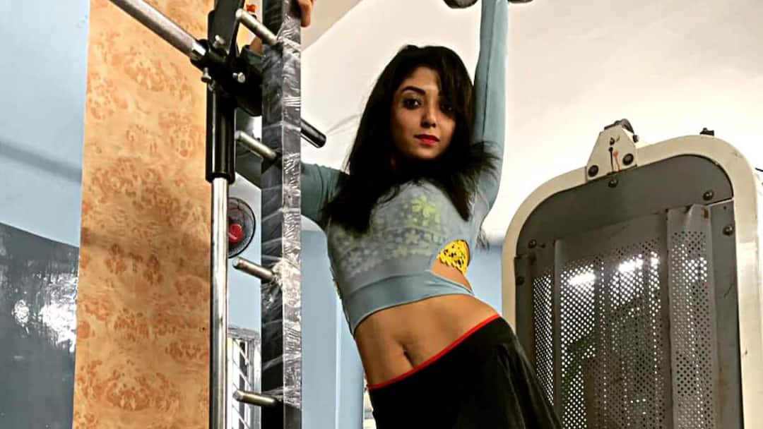 Devline Kumar: জিমেও পুজোর আমেজ, কত্থকের ছন্দের সঙ্গে ভারোত্তলন করছেন দেবলীনা! Devline Kumar: Actress Devline Kumar did gym in a unique style, see in video Devline Kumar: জিমেও পুজোর আমেজ, কত্থকের ছন্দের সঙ্গে ভারোত্তলন করছেন দেবলীনা!