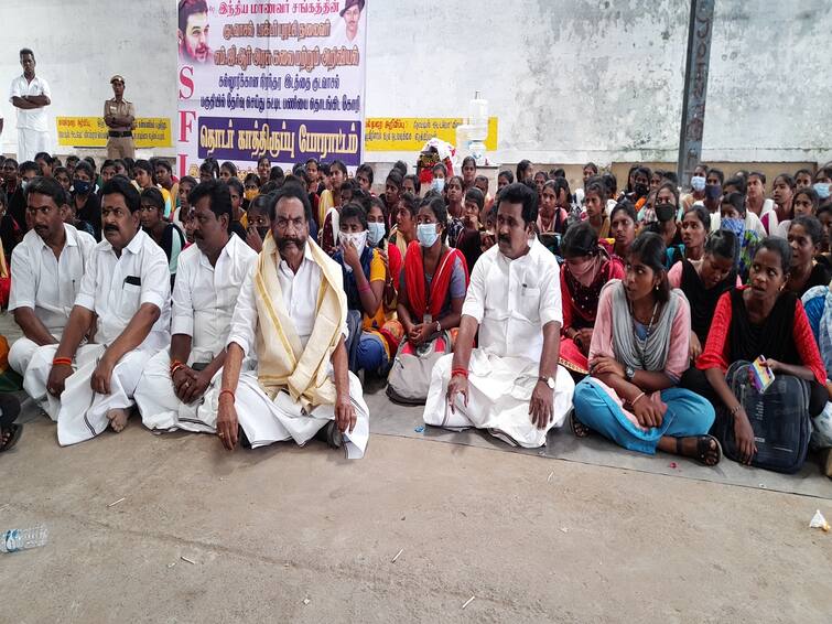 kodavasal goverment college students protest former minister kamaraj TNN குடவாசல் கல்லூரியை வேறு ஊருக்கு மாற்றம் செய்வதில் நியாயம் இல்லை -  முன்னாள் அமைச்சர் ஆர். காமராஜ்