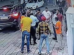 Watch video: பெட்ரோல் பங்க் உரிமையாளரை கடத்த முயற்சி..! சாமர்த்தியமாக செயல்பட்டு காப்பாற்றிய ஊழியர்கள்..!