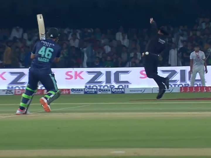 Umpire Aleem Dar hit by Haider Ali Shot during PAK vs ENG 6th T20I Watch: पाकिस्तान के हैदर अली ने जड़ा पावरफुल शॉट, बचने की कोशिश में उलटे गेंद खा बैठे अंपायर अलीम डार