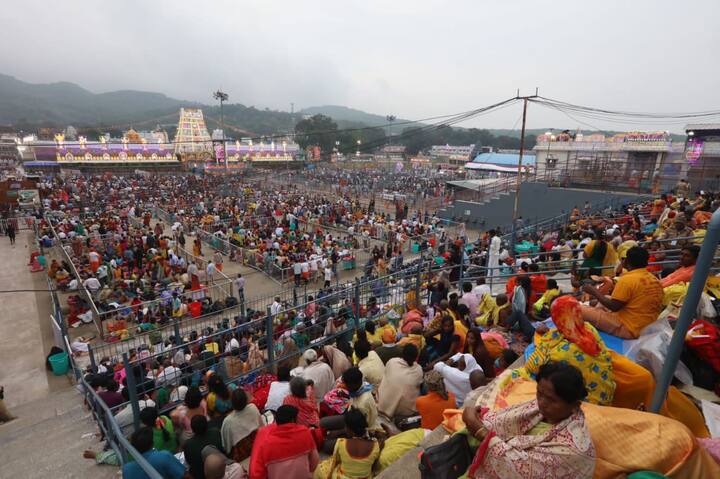 తిరుమలకు పోటెత్తిన భక్తులు