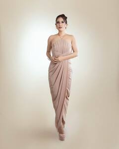 Neha malik pics: નેહા મલિકનો સ્કીન કલરના ડ્રેસમાં જોવા મળ્યો હોટ અંદાજ, જુઓ તસવીરો