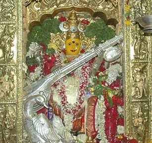 seventh day Of Sarannavaratri durga as saraswathi ఏడో రోజున దుర్గ అవతారం చదువుల తల్లి సరస్వతి -  ఇలా పూజిస్తే అమ్మవారి కటాక్షం