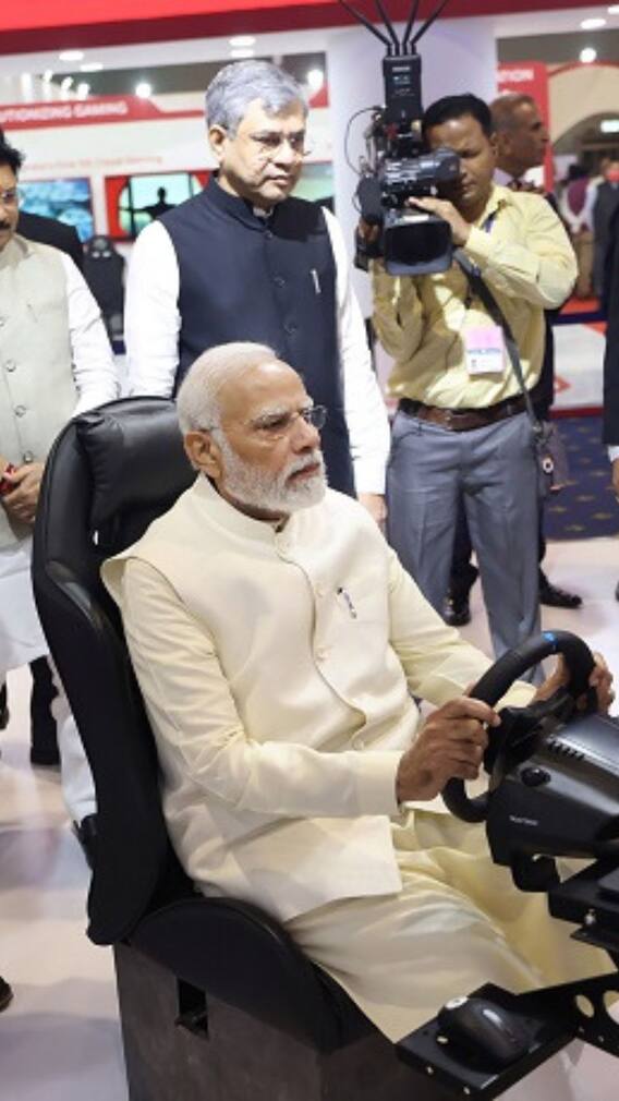 স্টিয়ারিং হাতে প্রধানমন্ত্রী