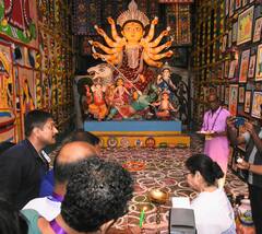 Durga Puja: মণ্ডপ জুড়ে পটচিত্র, চোখ ধাঁধানো রঙের ব্যবহার, ঘুরে দেখুন ভবানীপুর ৭৫ পল্লীর দুর্গাপুজো