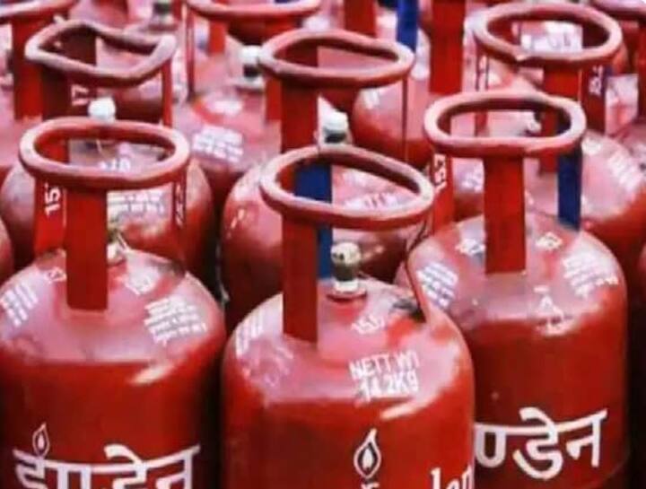 1 ऑक्टोबर 2022 पासून गॅस सिलेंडर व्यावसायिक गॅस सिलिंडरची (Commercial Gas Cylinder) किंमत कमी करण्यात आली आहे. तेल कंपन्यांनी दिल्लीत व्यावसायिक गॅस सिलेंडरच्या किमती 25.50 रुपयांनी, मुंबईत 32.50 रुपयांनी, कोलकात्यात 36.50 रुपयांनी आणि चेन्नईमध्ये 35.50 रुपयांनी कमी केल्या आहेत. आजपासून दिल्लीत व्यावसायिक गॅस सिलिंडर 1859.50 रुपयांना, मुंबईत 1811.50 रुपयांना, कोलकात्यात 1959.00 रुपयांना आणि चेन्नईमध्ये 2009.50 रुपयांना गॅस सिलेंडर उपलब्ध आहे.