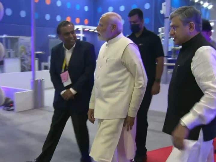 पीएम मोदी ने 5G सर्विस को 130 करोड़ भारतवासियों के लिए एक शानदार उपहार बताया है. उन्होंने कहा कि यह अवसरों के अनंत आकाश है. भारत आज हजारों करोड़ के मोबाइल फोन निर्यात करने वाले देश बन चुका है.