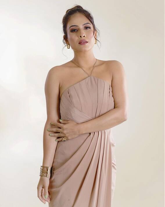 Neha malik pics: नेहा मलिक स्किन कलर की ड्रेस में बेहद हॉट लग रही हैं, देखें तस्वीरें