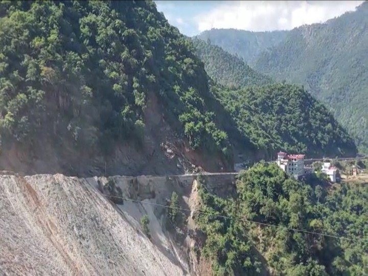 Uttarakhand: Rift In The Hill On Badrinath Highway, Bus Tire Burst After Being Hit By Boulder Ann | Uttarakhand News: बद्रीनाथ हाईवे पर अचानक दरकी पहाड़ी, बोल्डर की चपेट में आने से