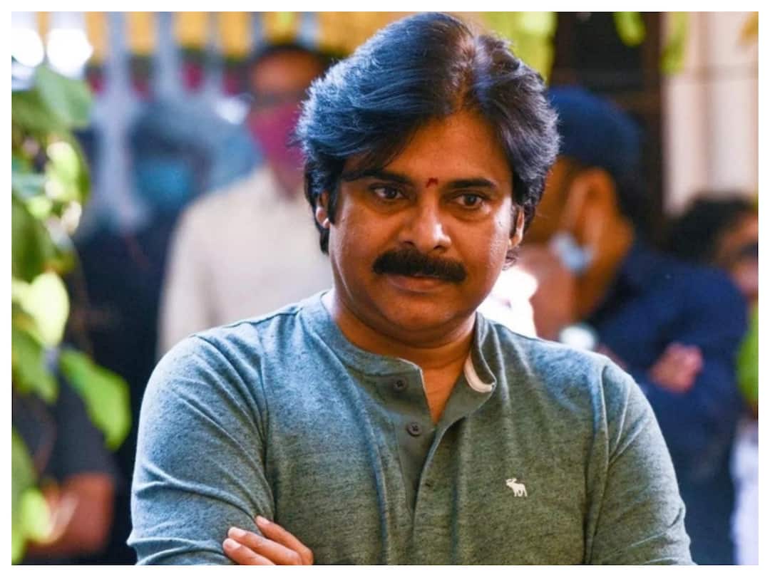 Pawan Kalyan fans requesting him not to do Vinodhaya Sitham remake Pawan Kalyan: ఫ్యాన్స్ కోసం పవన్ ఆ రీమేక్‌ను వదులుకుంటారా?