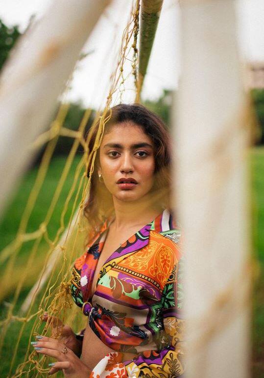 नॅशनल क्रश प्रिया वारिअरच्या अदांची सोशल मीडियावर चर्चा सुरुय.