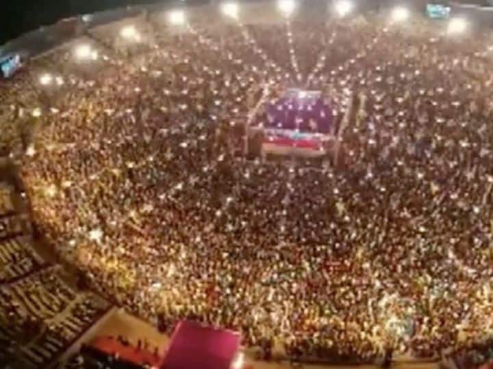 Garba night dance video viral on social media from vadodara navratri festival in gujarat Garba Nights Video: गुजरात में देखते ही बना नवरात्रि का उत्साह, स्टेडियम में झूमते नजर आए हजारों लोग, देखें ड्रोन फुटेज