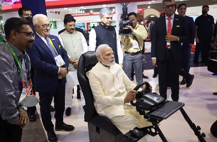 এদিন ৫জি পরিষেবা ব্যবহার করে ইন্ডিয়া মোবাইল কংগ্রেসের এরিকসন বুথে থাকা গাড়ি চালান প্রধানমন্ত্রী। কিন্তু গাড়িটি বাস্তবে ছিল সুইডেনে।