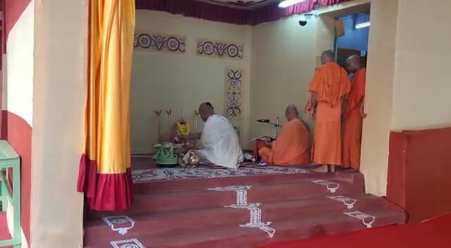 সকাল থেকেই ভক্তরা আসতে শুরু করেছেন বেলুড় মঠের দেবী দর্শনে।