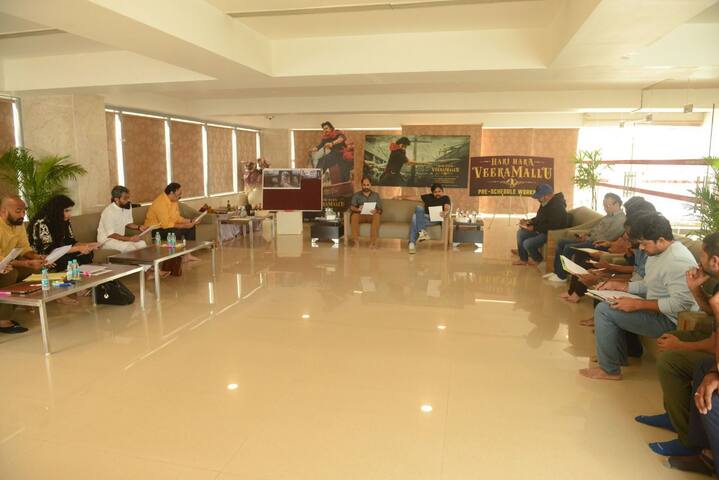 తాజాగా ఈ సినిమాకి సంబంధించిన అప్డేట్ వచ్చింది. సినిమా కొత్త షెడ్యూల్ ను మొదలుపెట్టడానికి ముందు వర్క్ షాప్ చేస్తుంది టీమ్.(Photo Courtesy: HariHara Veeramallu Twitter)