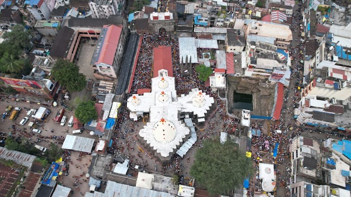 जितके समोरून भक्त देवीच्या दर्शनाने समाधानी होऊन जातो तसेच रुप मंदिराचे ड्रोनमधून दिसते.